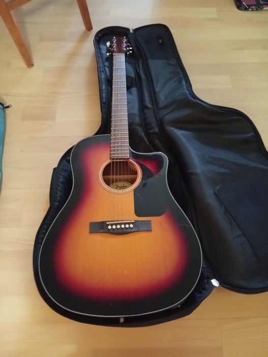 Fender- електро акустична.
