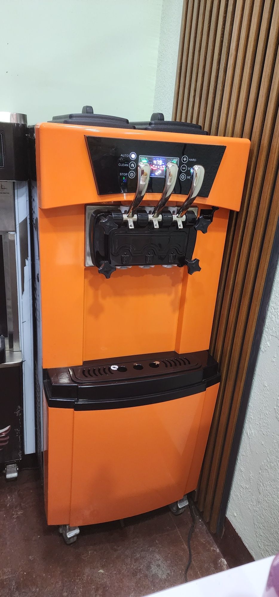 Muzqaymoq apparat,  Frezer
