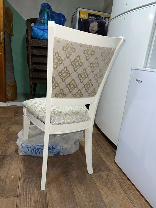 Белые стулья из дерева