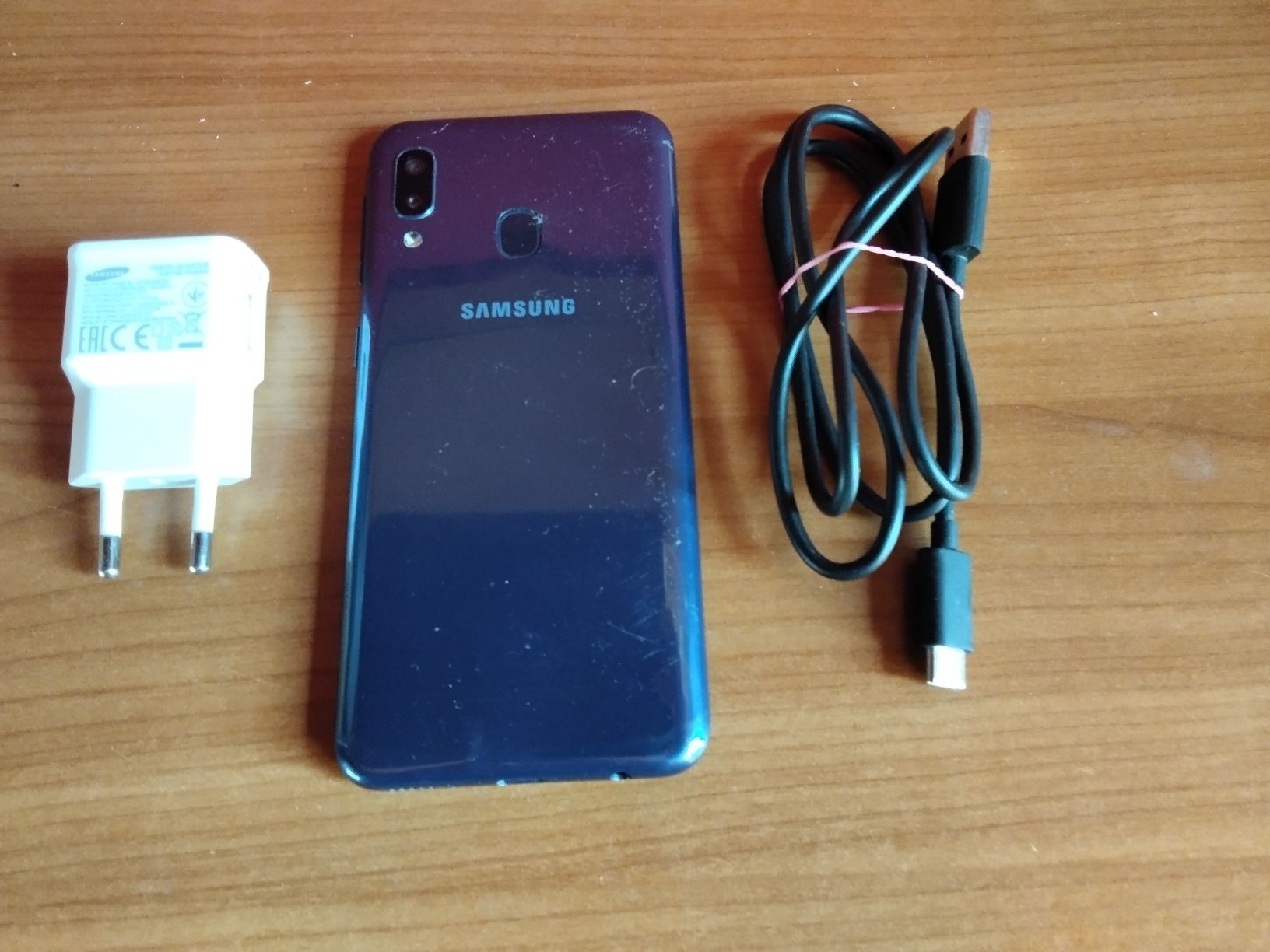 страхотен GSM 4G оригинален самсунг А20е с 2сим карти не кодиран