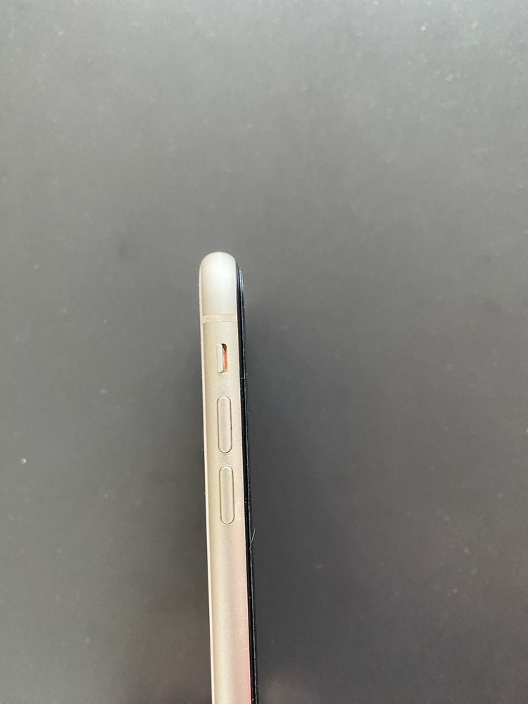 iPhone 11 64GB с 12 месеца оставаща гаранция