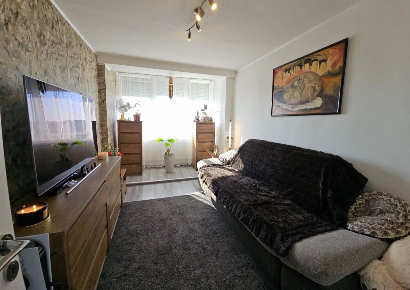 Apartament ,modern ,modificat ,mobilat,cu priveliste superba. Rogerius