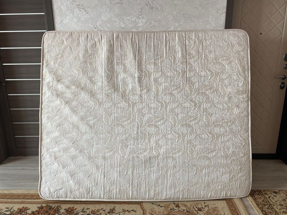 Ортопедический матрас - белый, в отличном состоянии