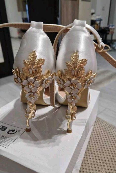 Pantofi de mireasa albi