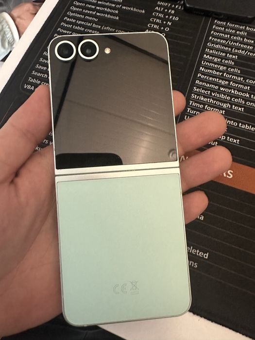 Samsung Galaxy Z Flip 6 – 256GB – Impecabil