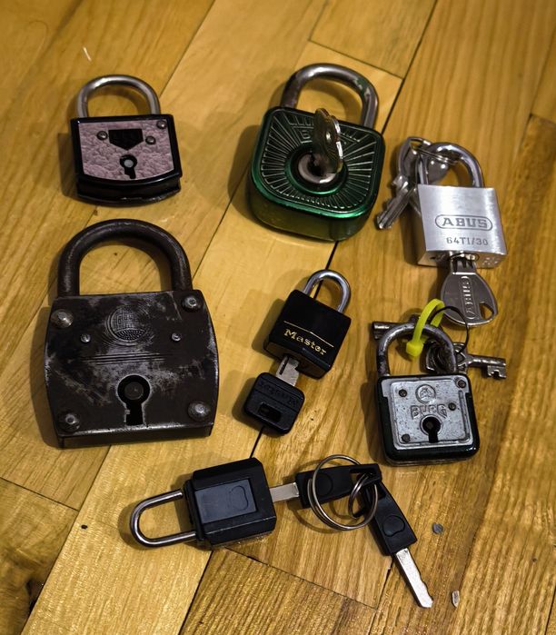 Lacăte diferite, două seturi