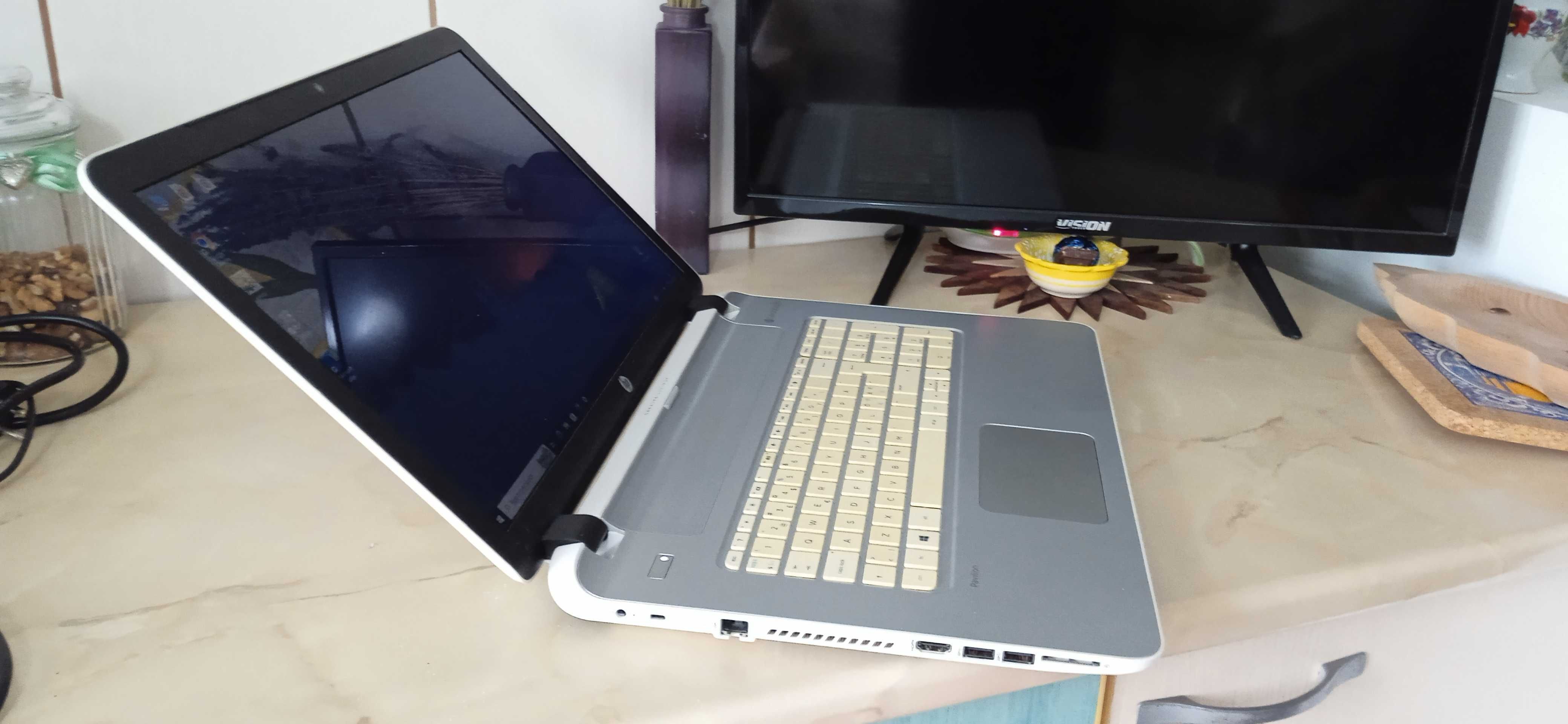 Laptop Slim HP ALB display Mare 17,3 8gb ram Ddr3 Ssd Bateria 2-3ore