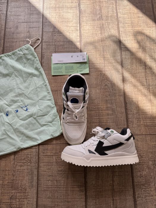 Off white sponge