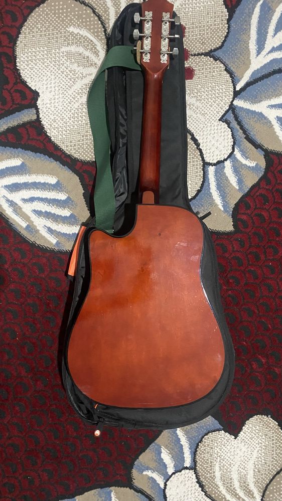 Yangi Gitara sotiladi