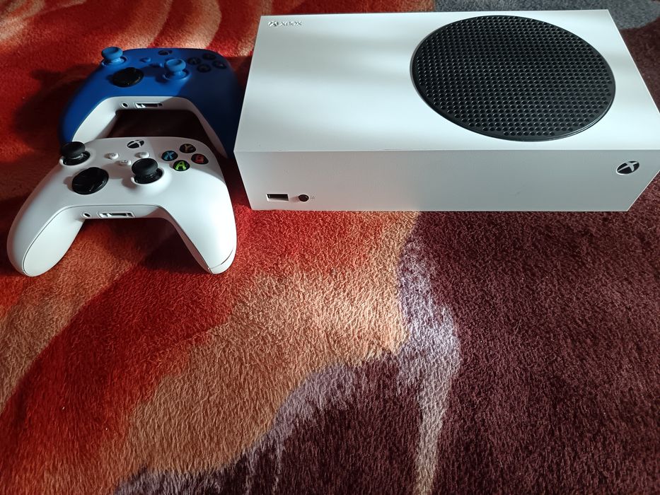 Xbox series s cu doua manete și fifa 26