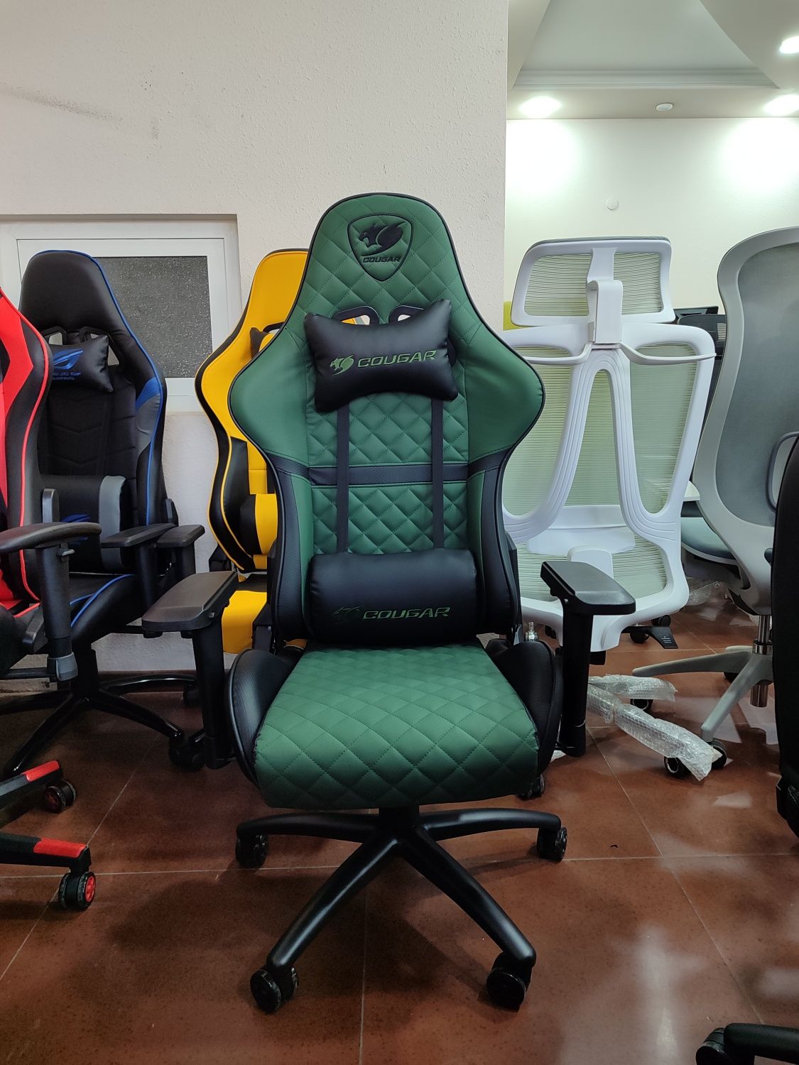 Компьютерное игровое геймерское кресло модель Cougar green