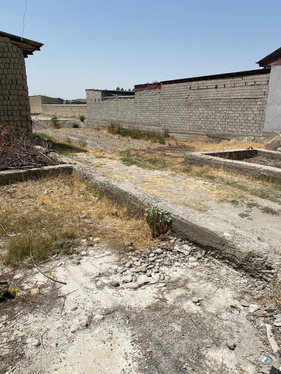 Hovli Sotiladi Sayohat choynak piyola yonida
