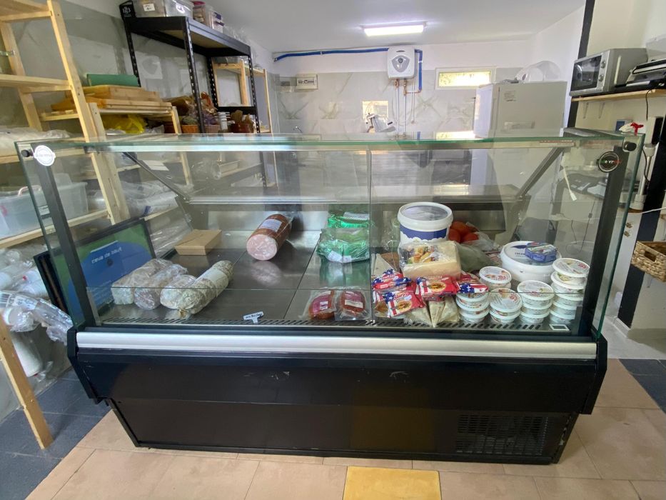 Vitrina mezeluri sau branzeturi