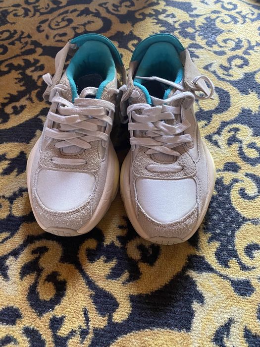 Adidasi sport Puma din piele intoarsa.