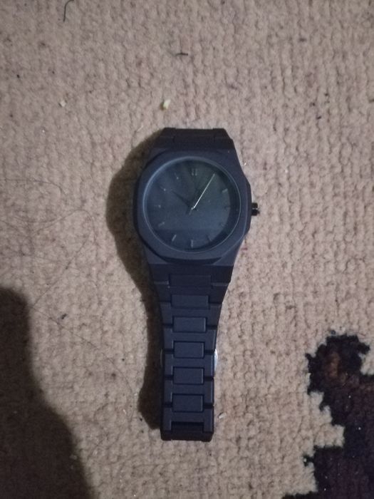 Сағат сатылат қара