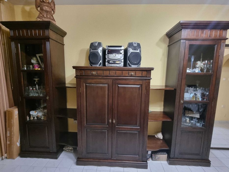 Холна секция от дърво и диван