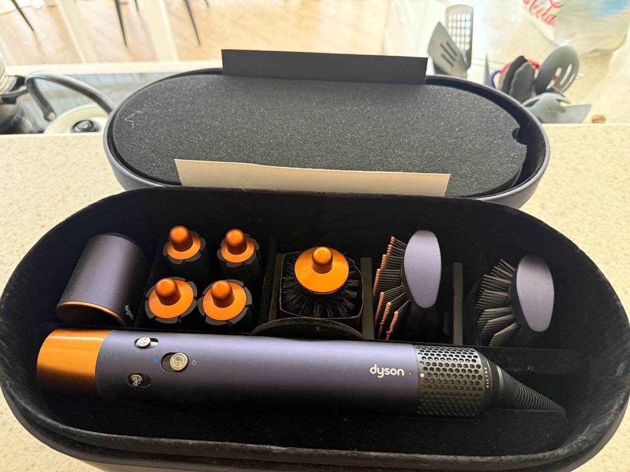 Продам фен стайлер dyson