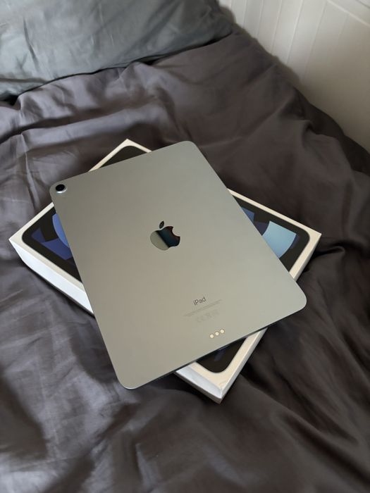 iPad Air 4 Sky Blue 64 GB + iPhone 11 Black 64 GB