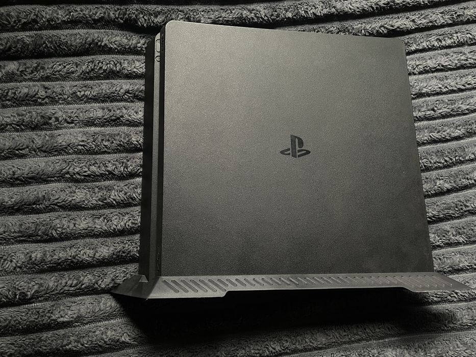 PS4 Slim 500GB + 2 controllere + 7 jocuri + suport