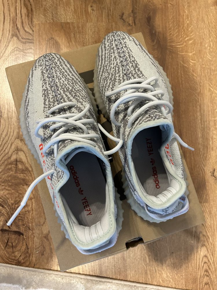 Vând Yeezy blue tint