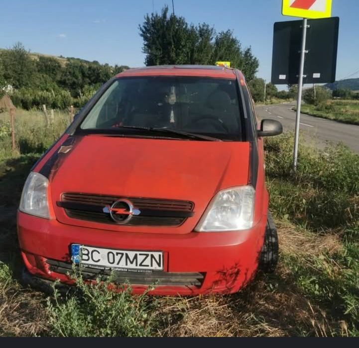 Opel meriva culoare roșie