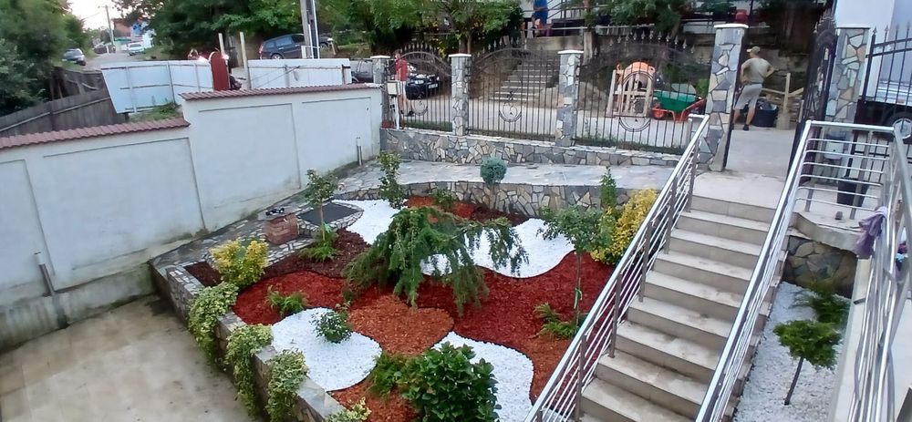 Decorațiuni cu piatra decorativa și gazon rulou