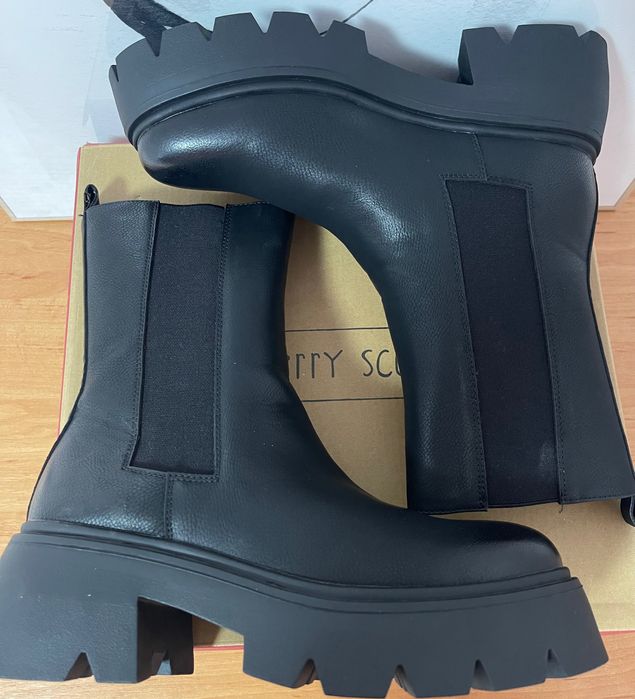 Дамски черни боти с масивна подметка – нови