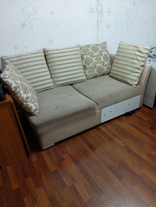 Мини диван с подушками