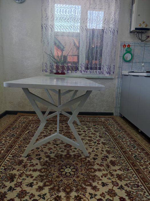 Продам стол без стульев