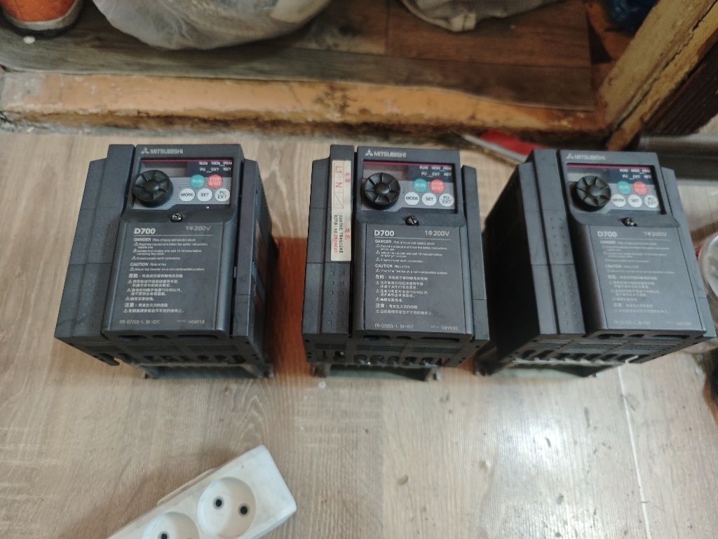 Продаю инверторы mitsubishi D700  220волт вход,выход380волт