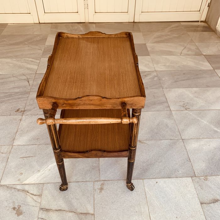 Винтидж масичка на колелца-сервира стил и чар