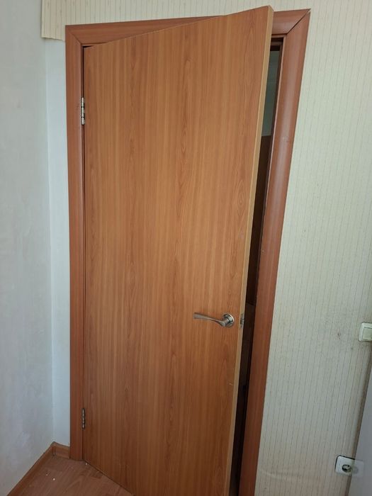 Кухонный гарнитур, двери, ламинат