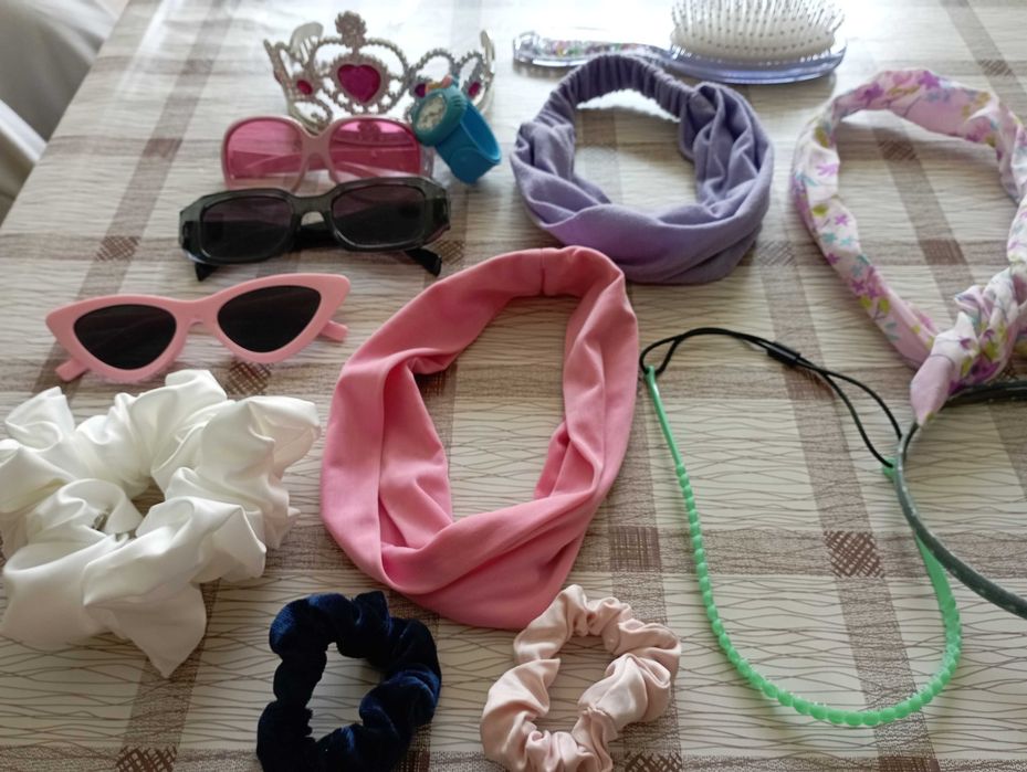 Диадеми, слънчеви очила и други аксесоари за момичета
