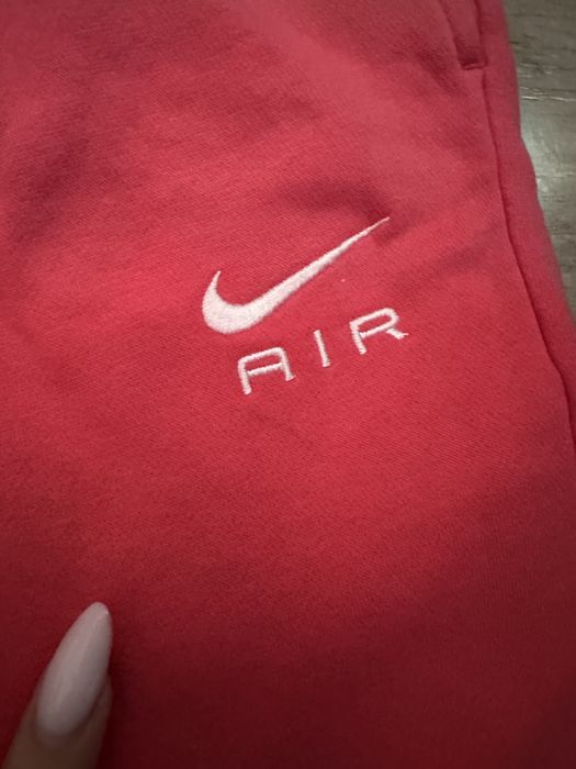 червено долнище Nike