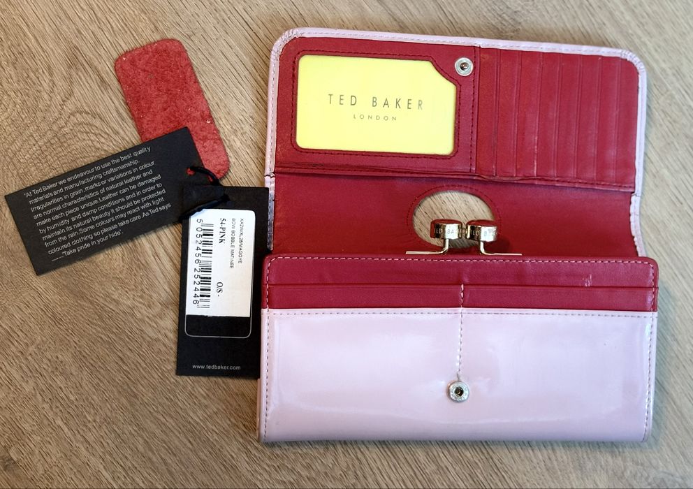 Дамско портмоне на Ted Baker London с етикети