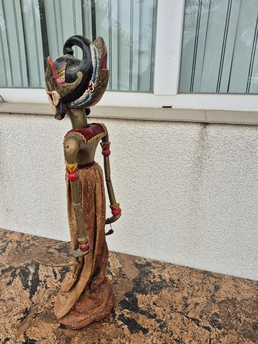 Vând o papusa statuieta lemn,scluptata pictata manual ,made Indonezia