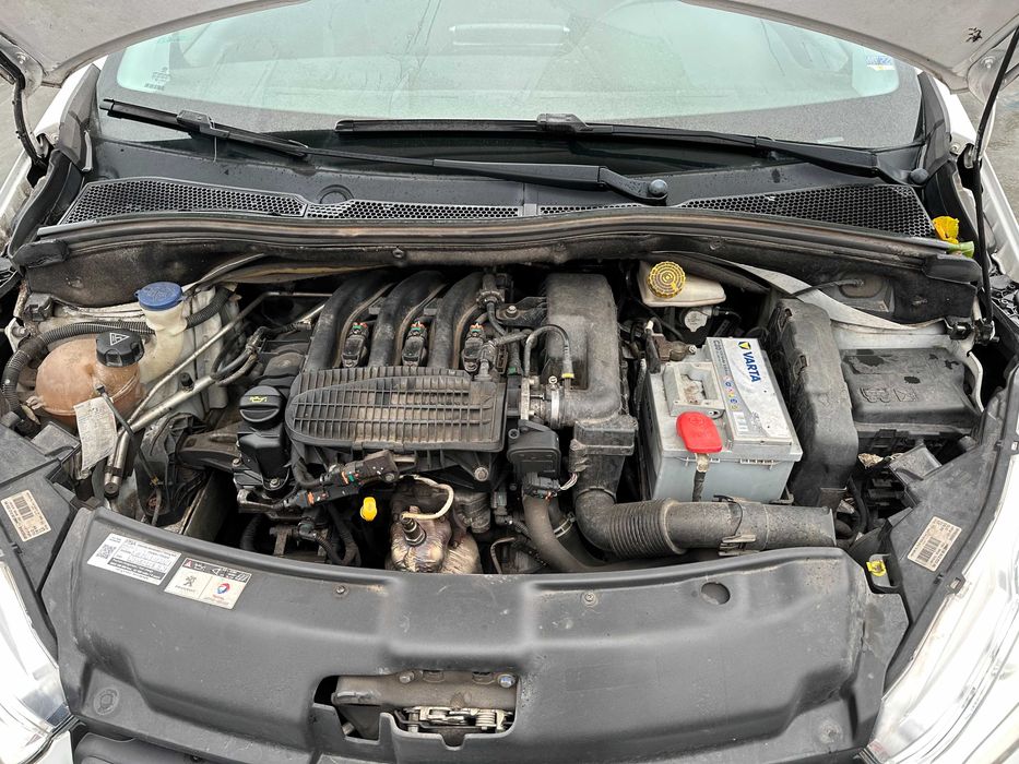 * Peugeot  208 *