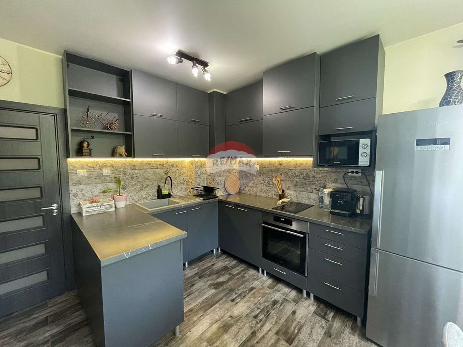 Продава се Тристаен апартамент в Варна, Възраждане 3 - 74 кв.м за 2179 €/кв.м - Снимка #2