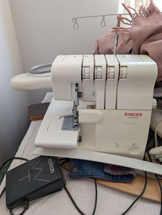 Mașina cusut Singer Ultralock surfilat