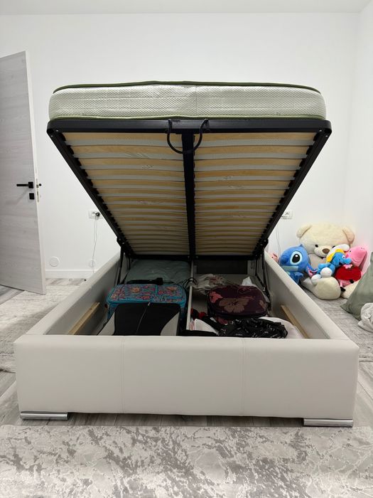 Pat tapițat cu spațiu de depozitare
