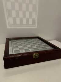 Винтидж стъклен шах с дървена кутия - Колекционерски