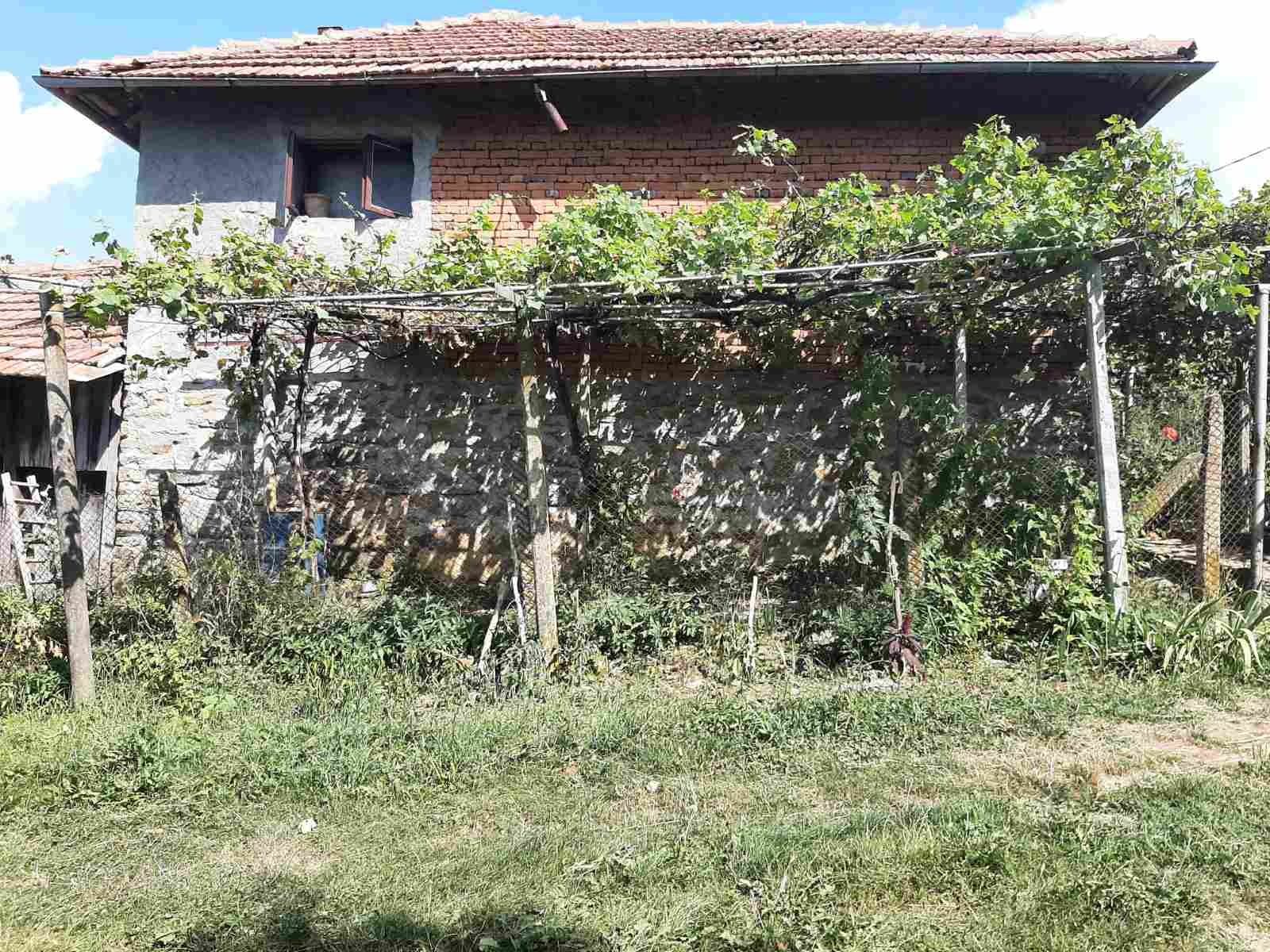 Продавам тухлена къща на 2 етажа с площ 116 кв м Дворно място 5453 кв