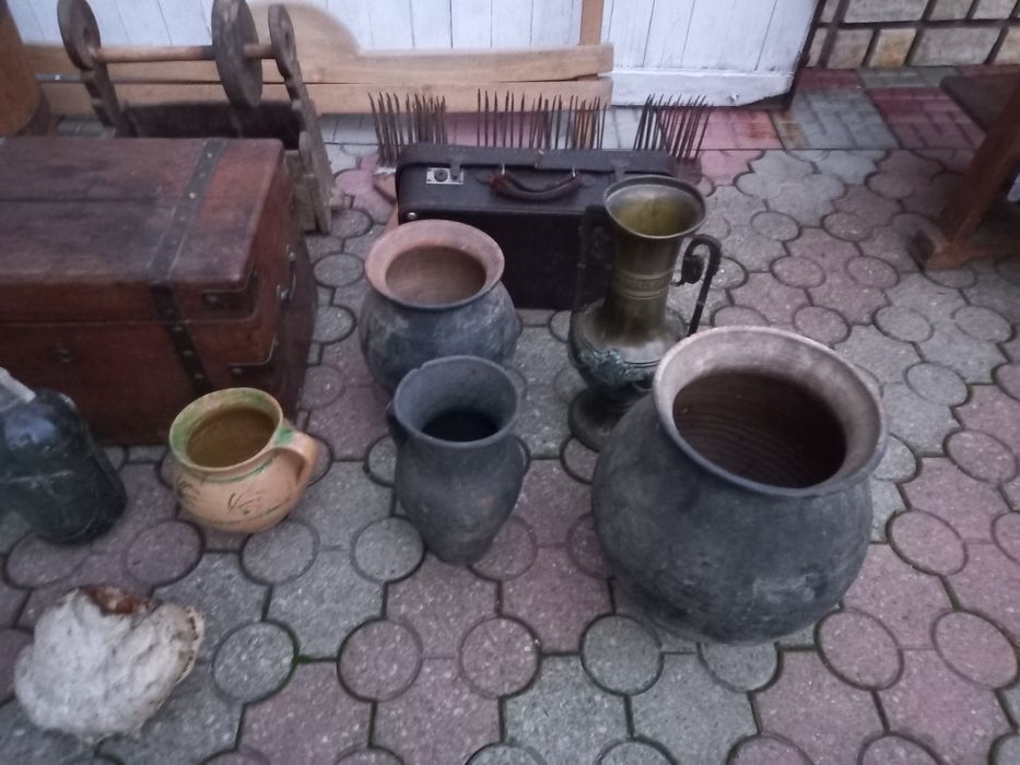 diverse obiecte vechi din lemn, ceramice,țesături război de țesut etc