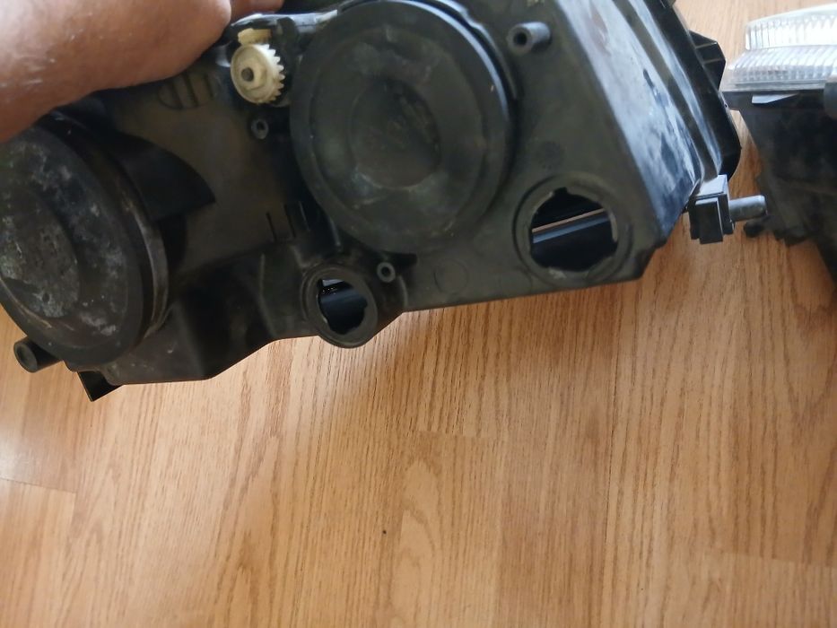 Продавам фарове с мигачи за пасат 4