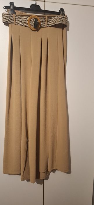 Pantaloni largi cu curea