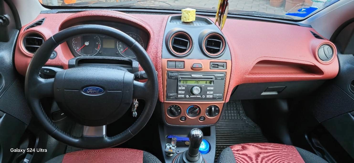 Vând Ford Fiesta