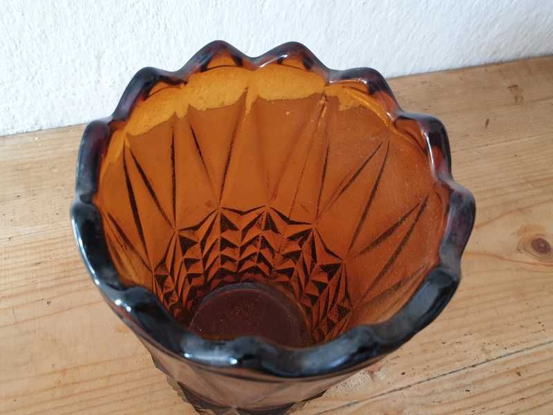 Продавам българска ретро стъклена ваза цвят кехлибар от дебело стъкло
