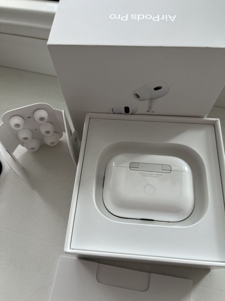 Airpods pro. Только кейс. Оригинал.