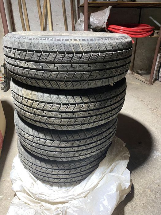 Продам зимний комплект шин . Размер 15