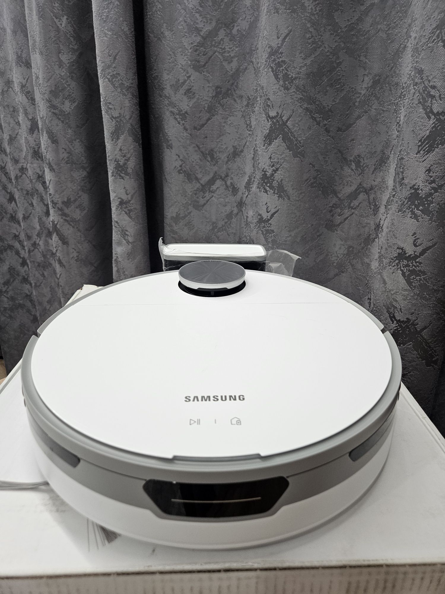 Робот-пылесос Samsung VR30T80313W